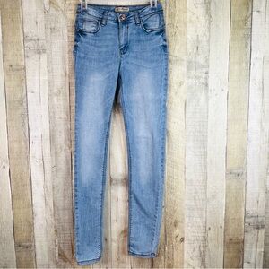 Denim & Co. Size 6 Light Washed Skinny Leg Distressed Stretchy Jeans